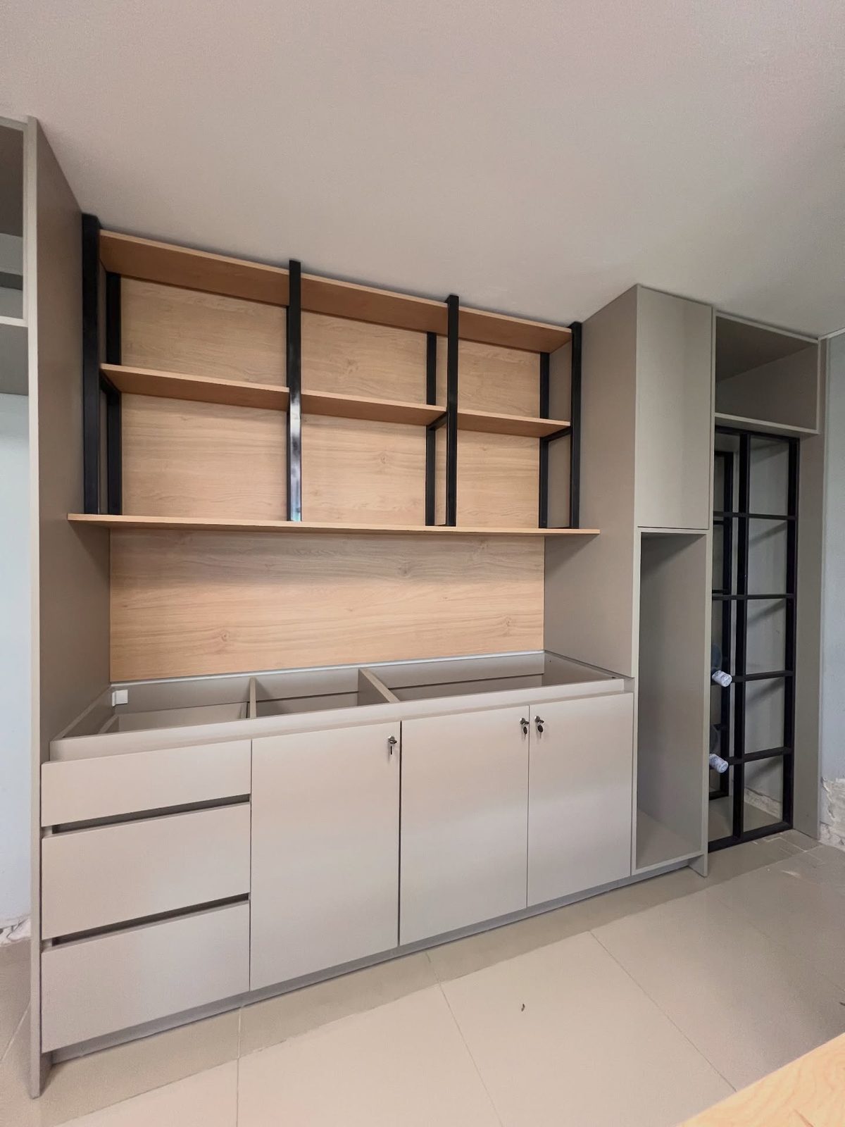 Cocina para sum del personal. Espacio para dispensar de agua