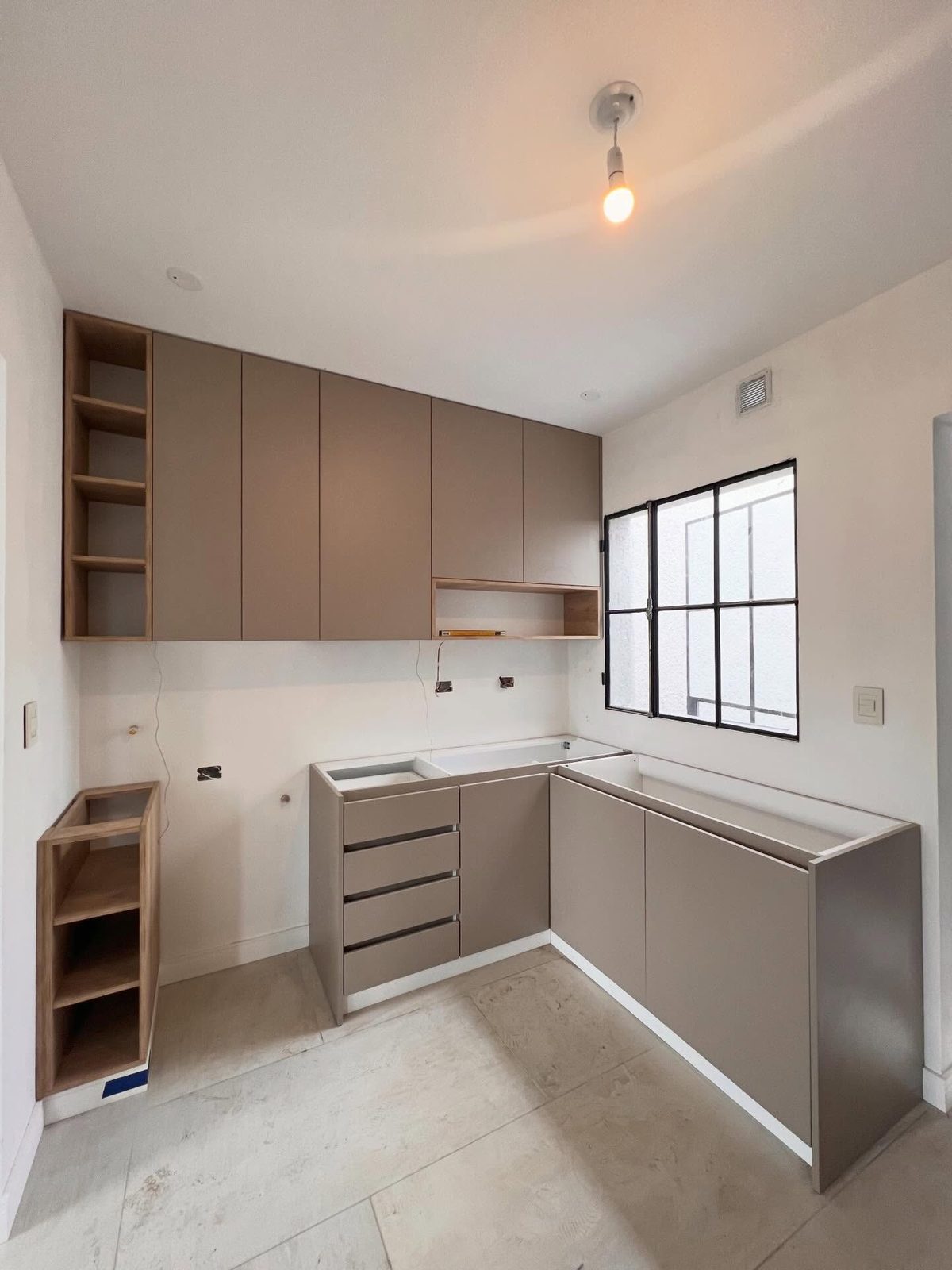 Cocina y lavadero, combinación de arcilla y madera