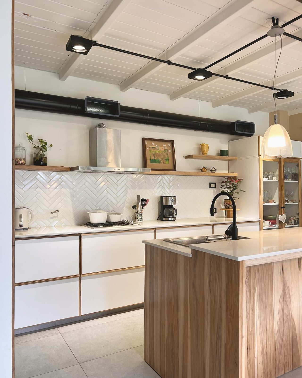 Cocina blanca y madera