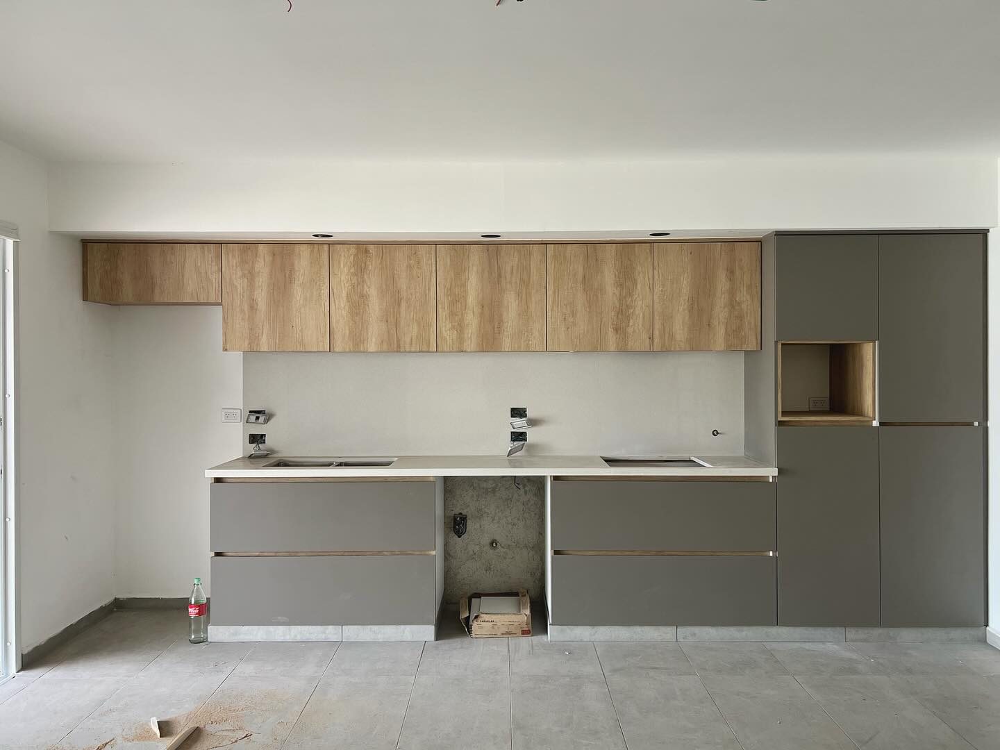 Cocina en tonos sólidos combinados con madera 🙌🏼