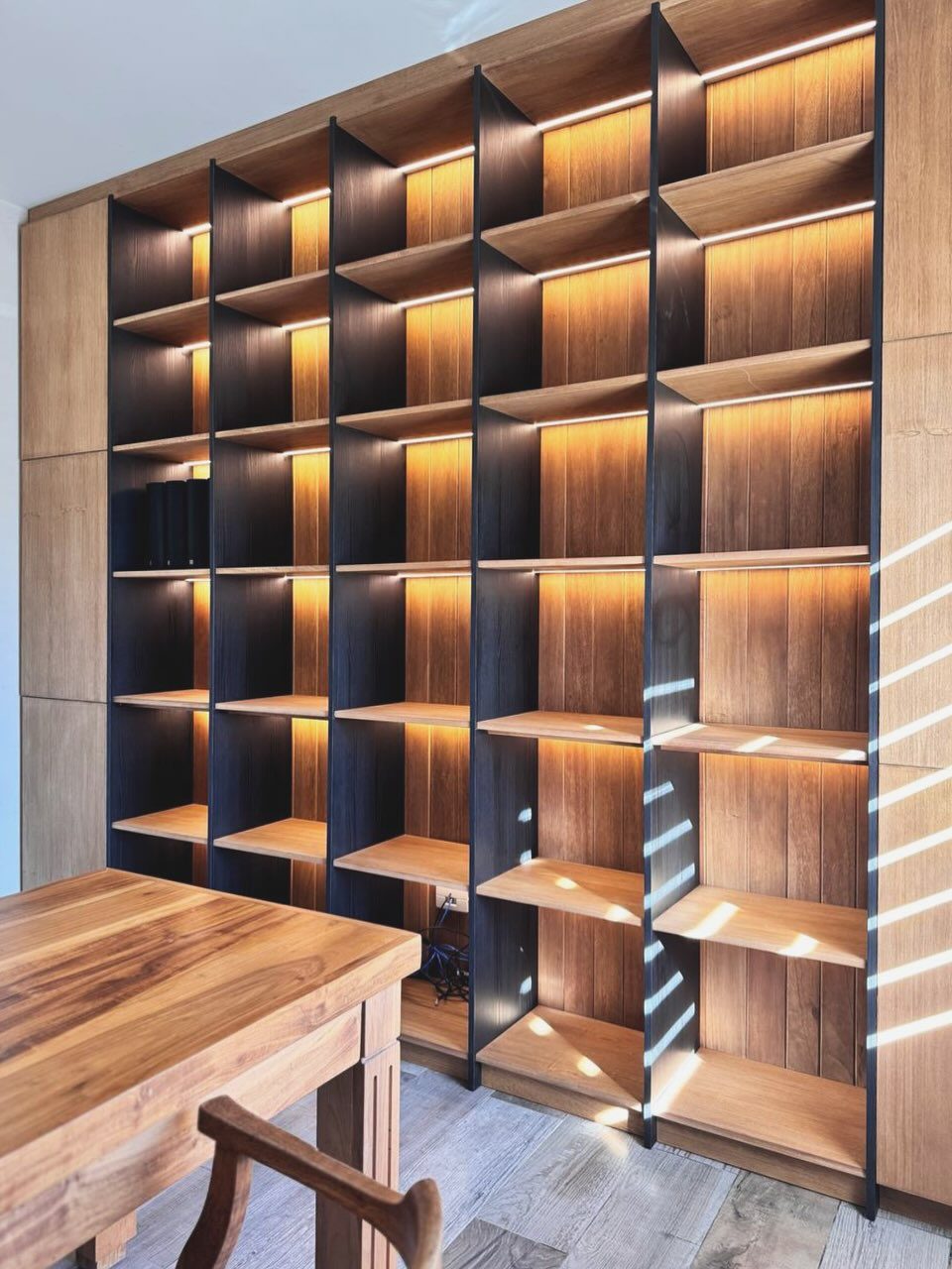 Líneas de luz en este mueble de oficina