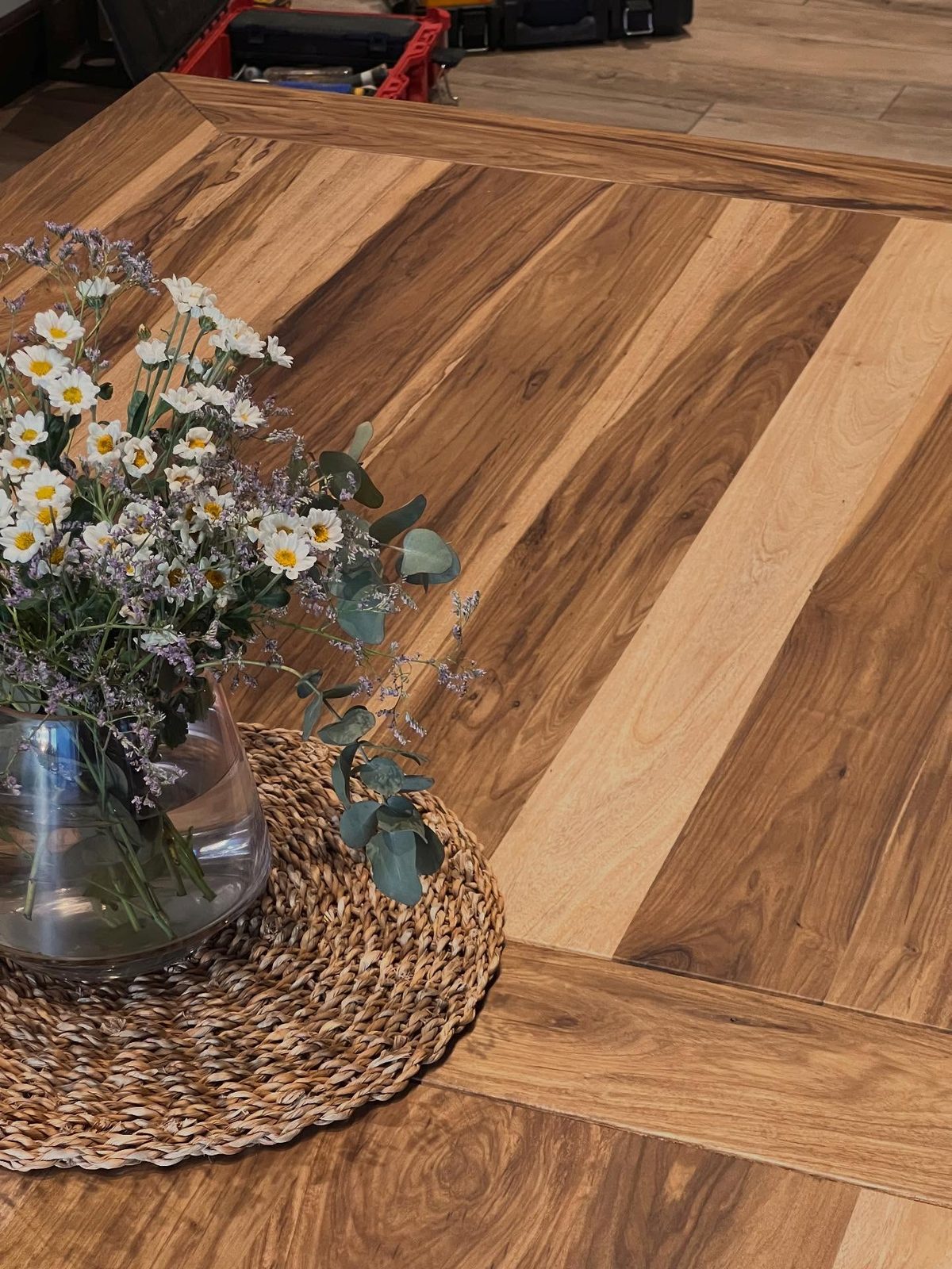 Cuando esperan la mesa con flores es porque la esperaban con