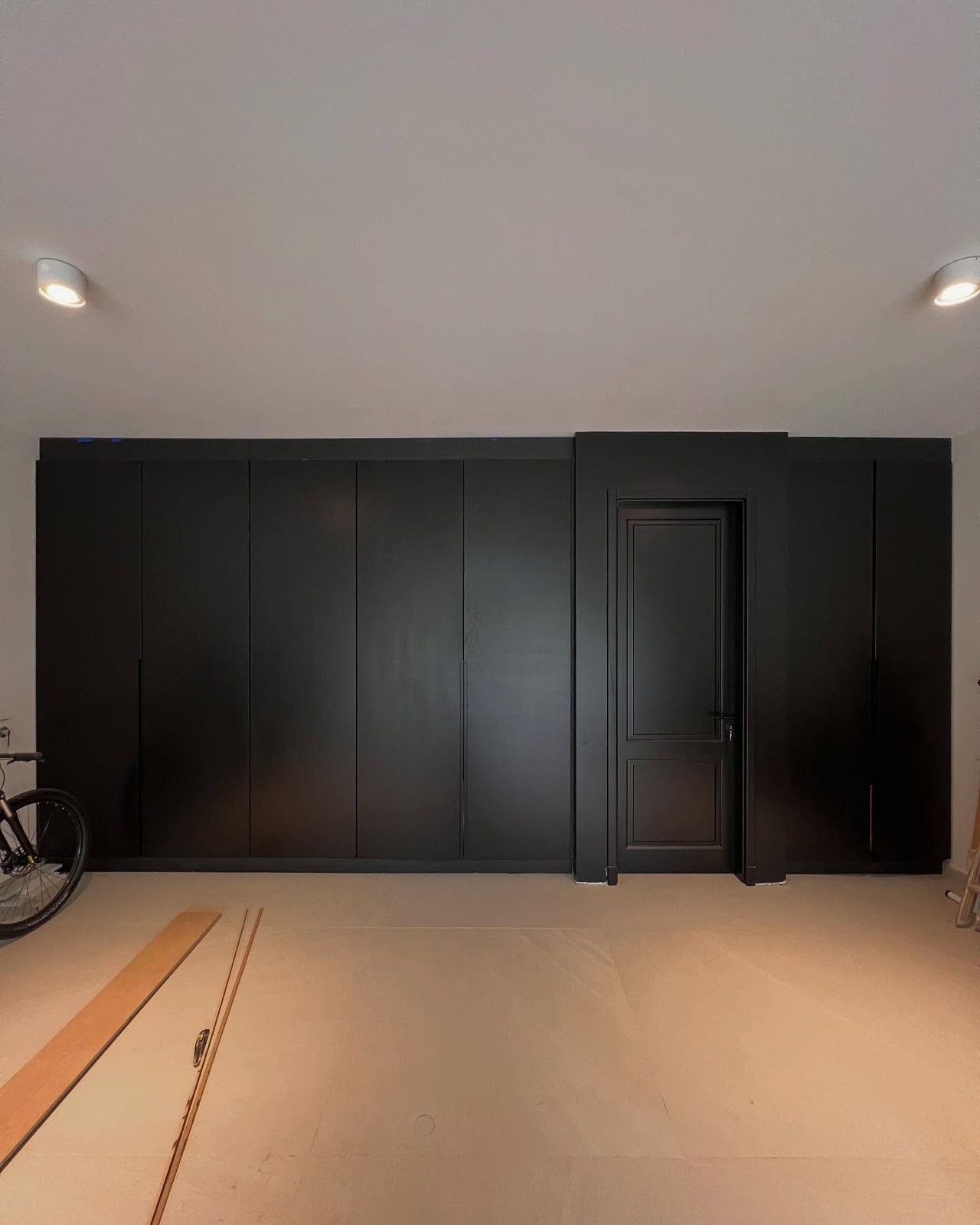 Full black
