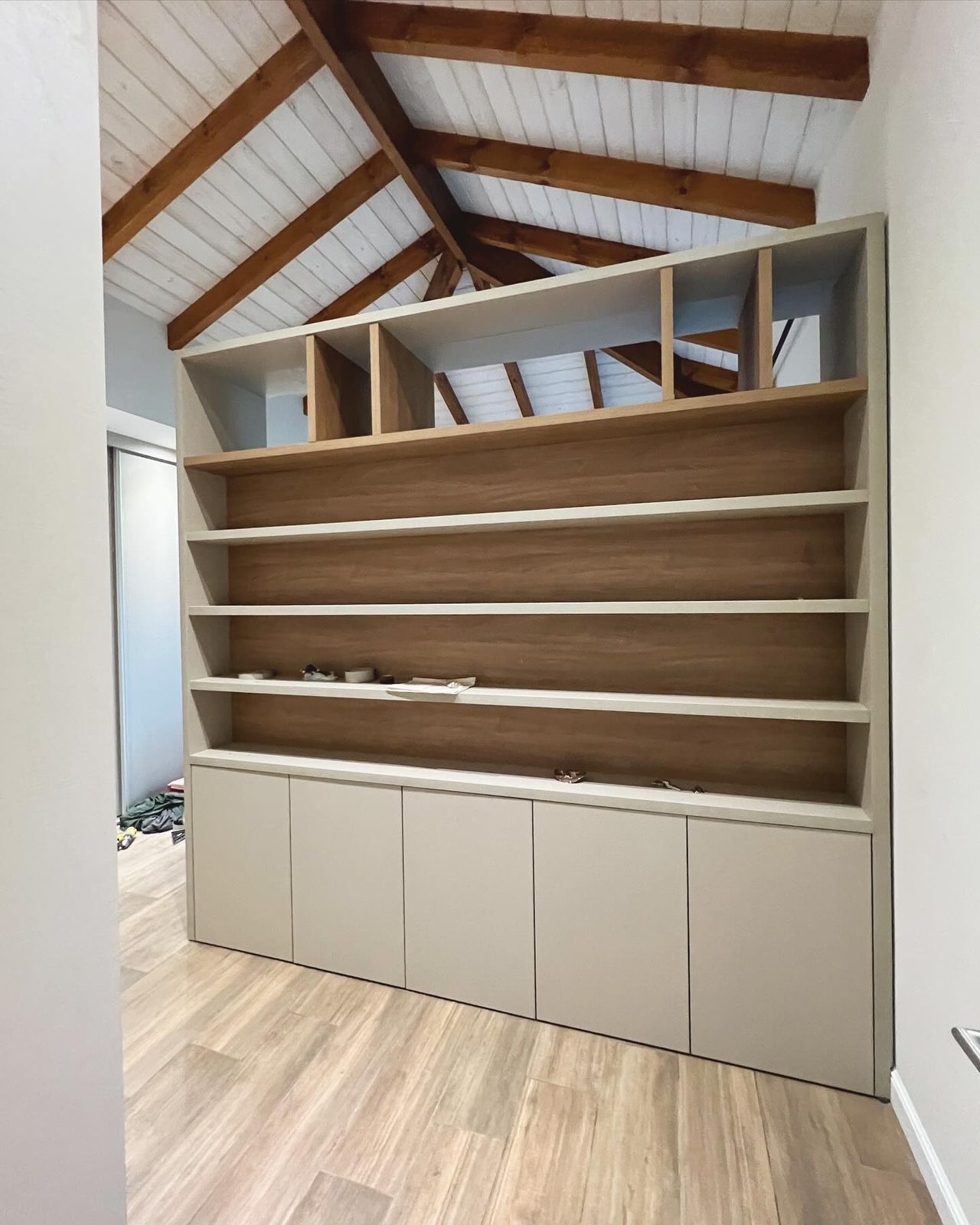 Hacemos muebles, y también los colocamos