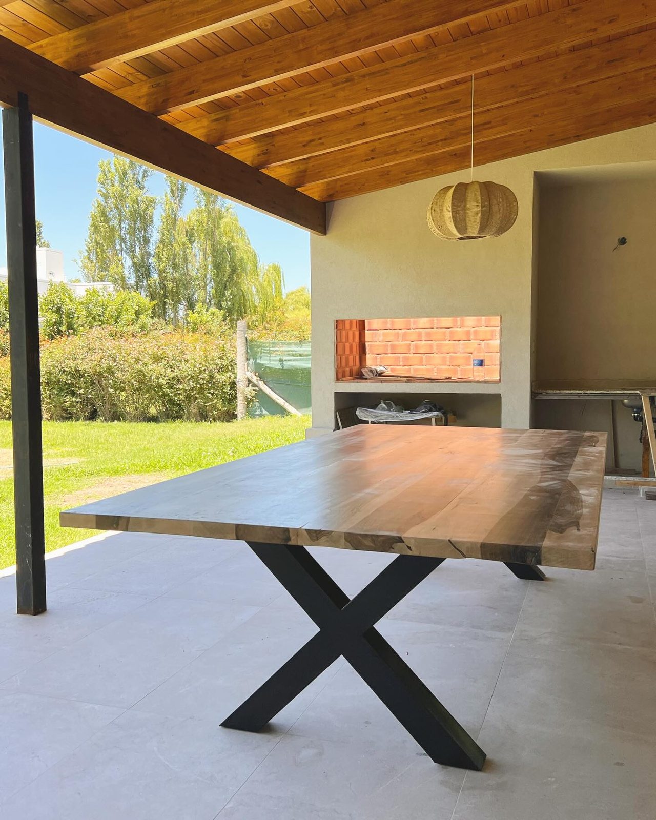 Entregamos esta mesa de Guayubira de 3 x 1.5 m de ancho.