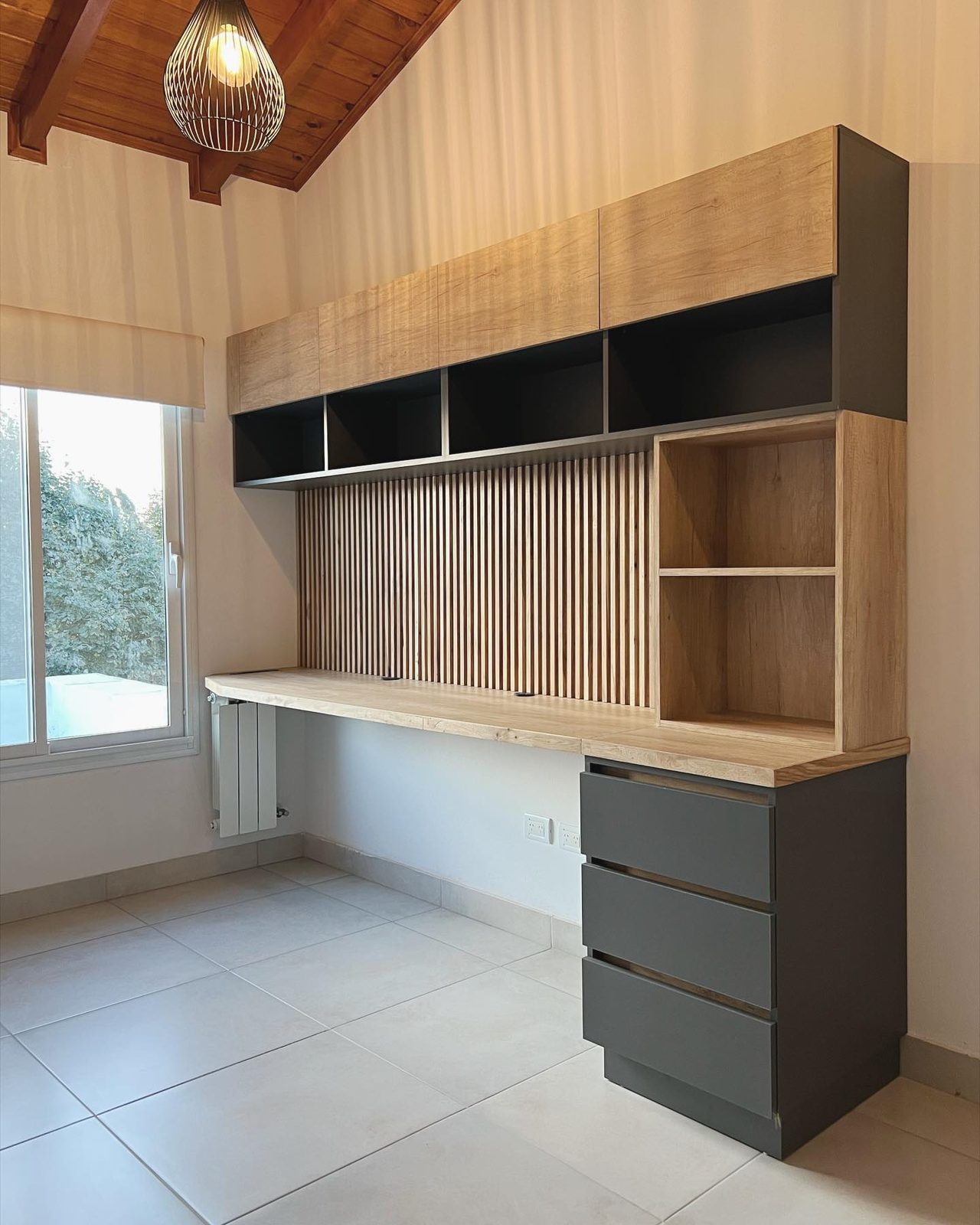 Escritorio y mueble de guardado. Más cositas en esta casa qu
