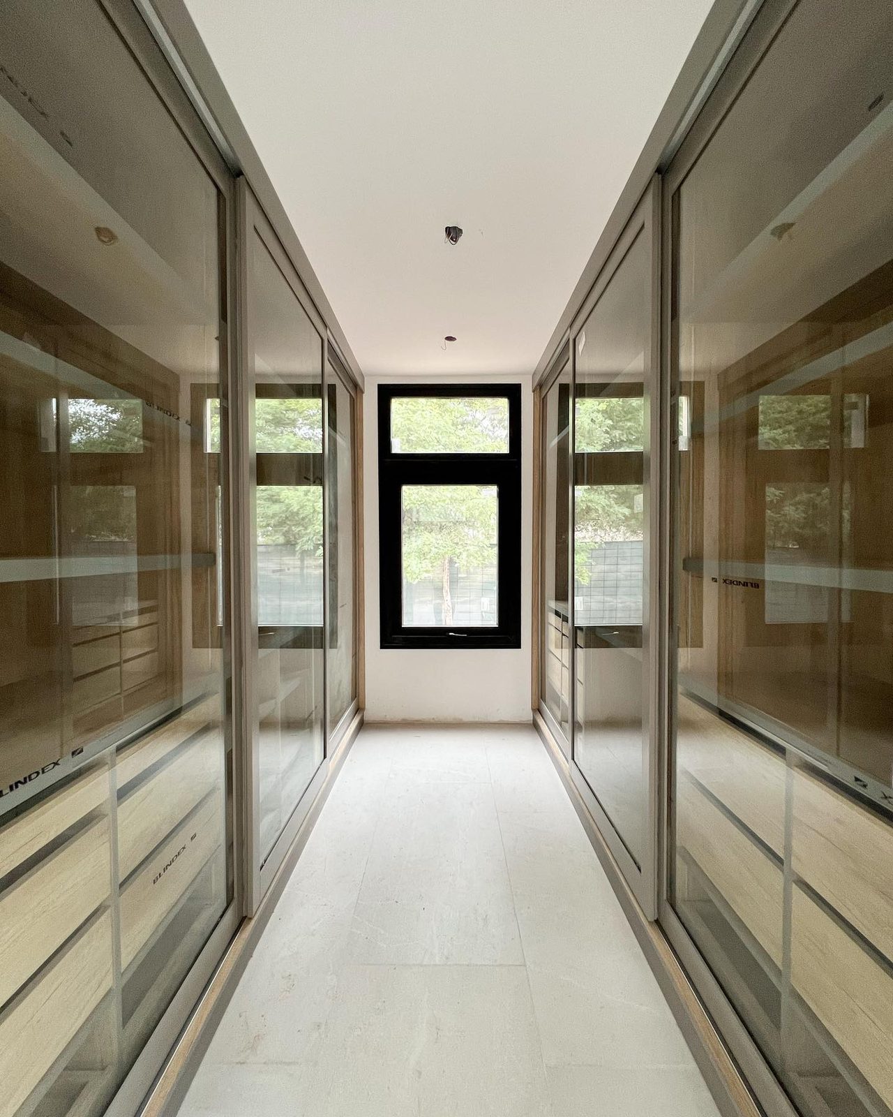 Vestidor con puertas de vidrio.