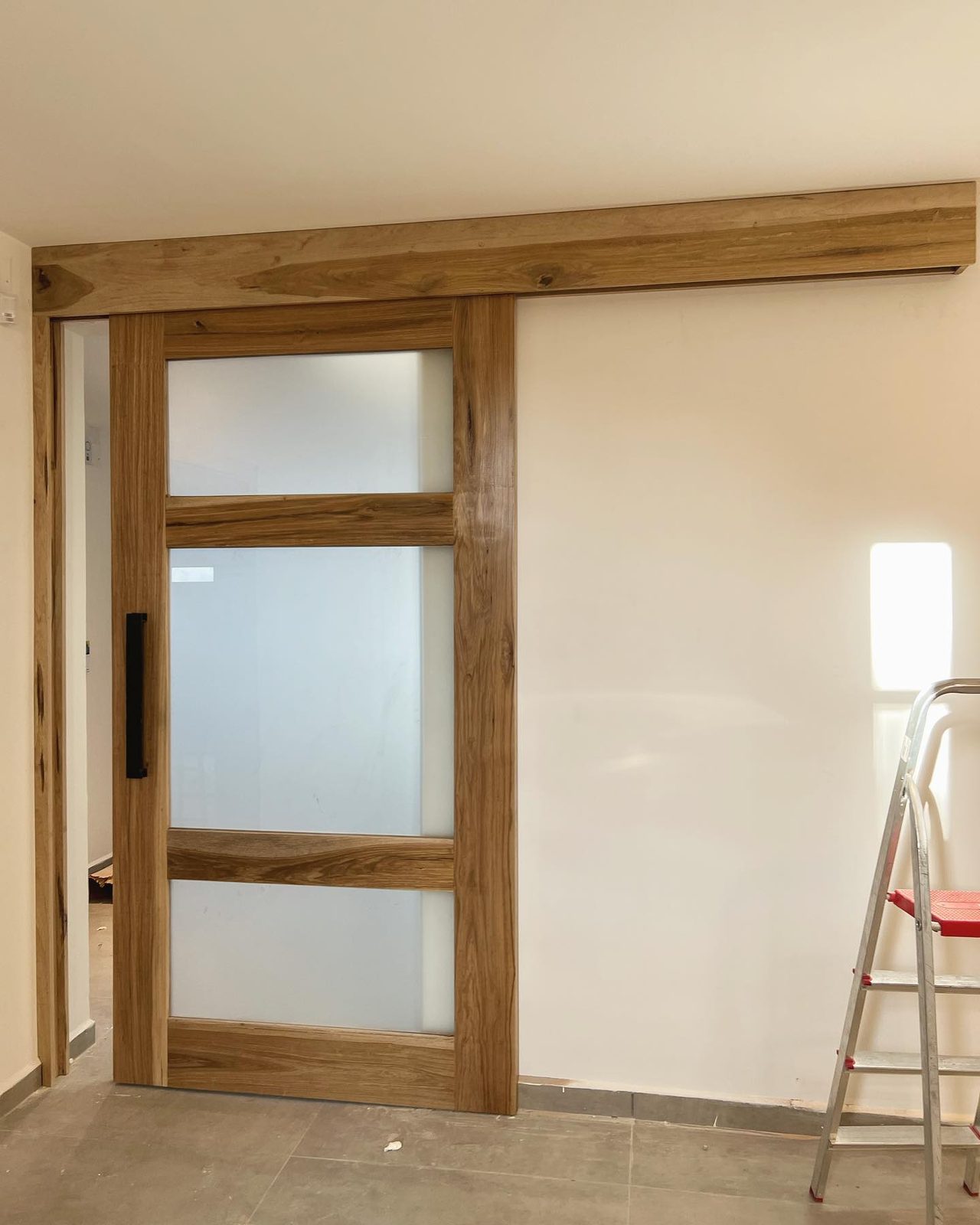 Puerta corrediza en Petiribi, vidrios esmerilados para dejar