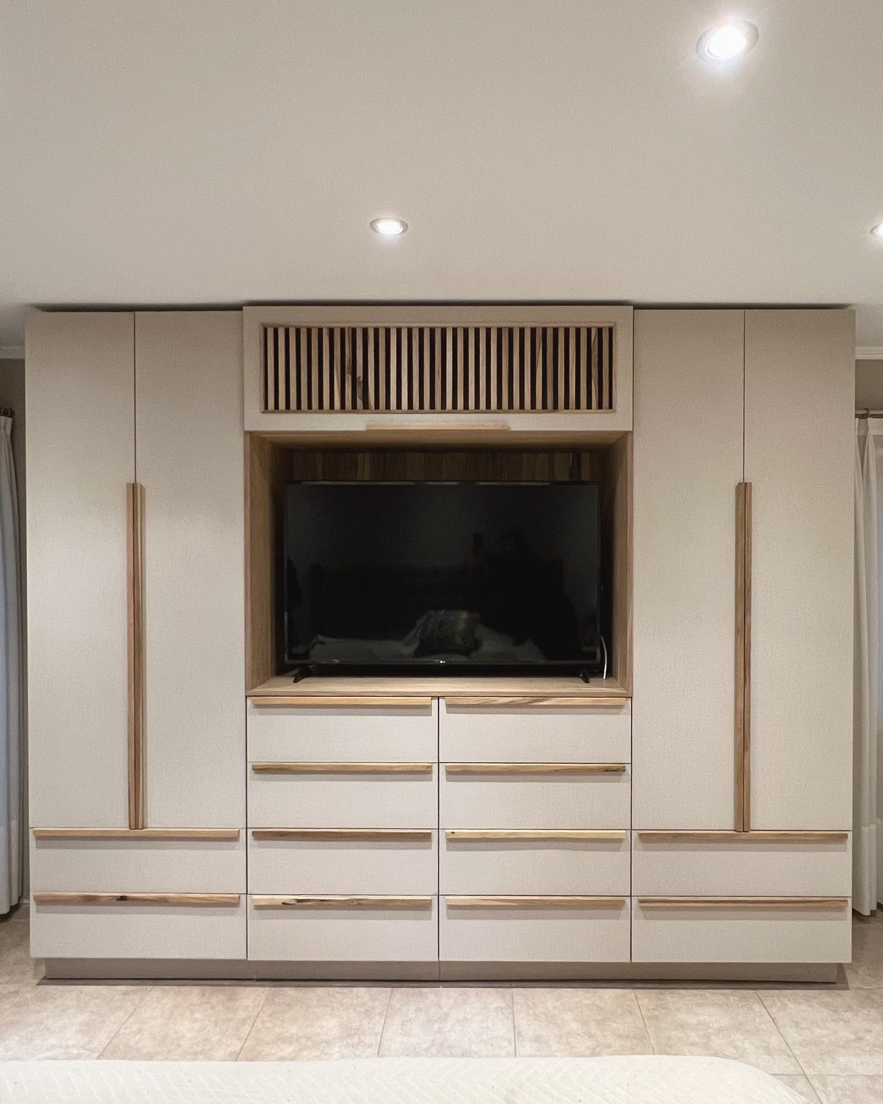 Mueble de Tv y guardado en dormitorio.. los cajones por fuer